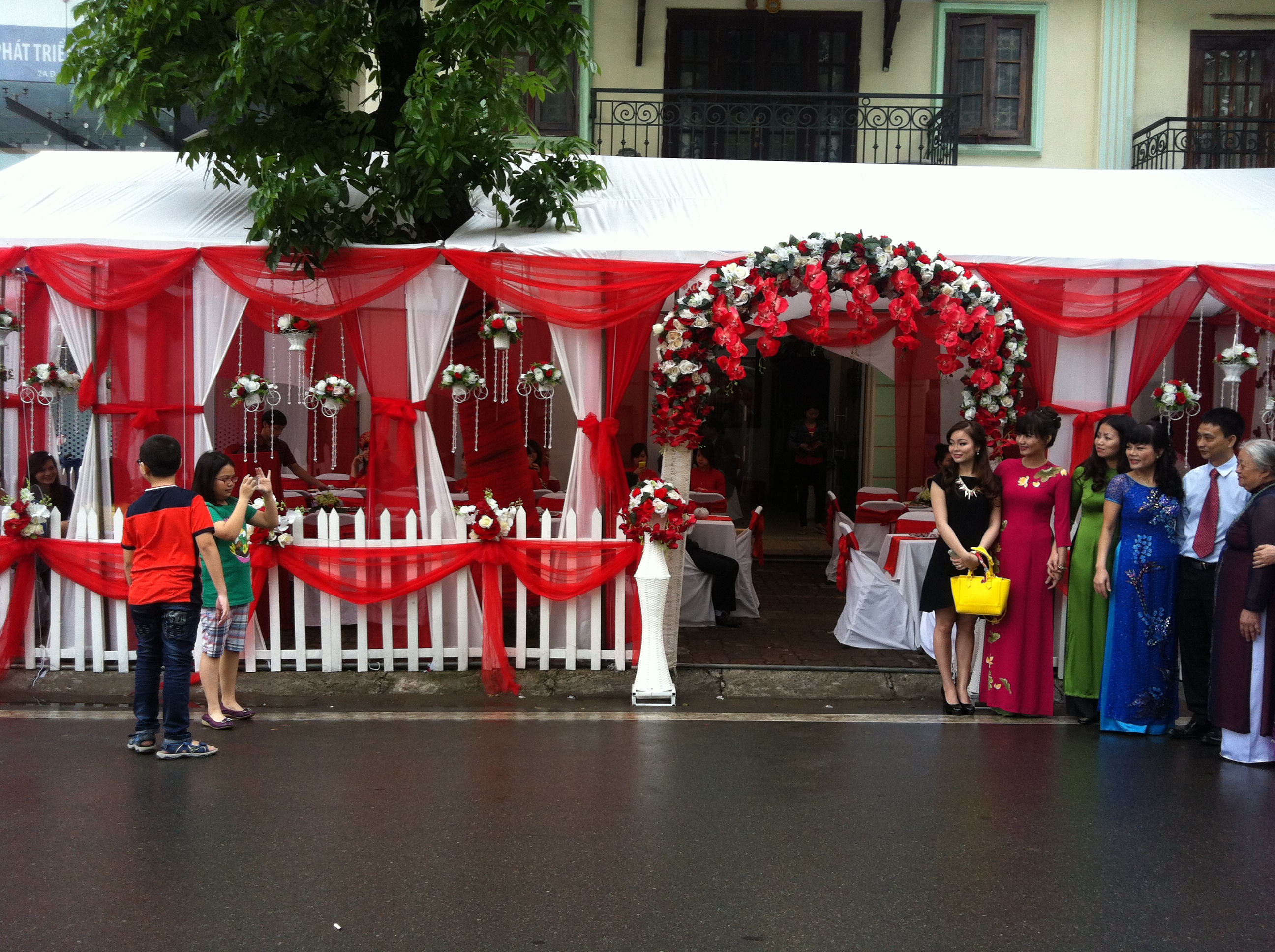 Khung nhà bạt đám cưới chắc chắn, an toàn cho mọi địa hình Khung nhà bạt đám cưới chắc chắn, an toàn cho mọi địa hình