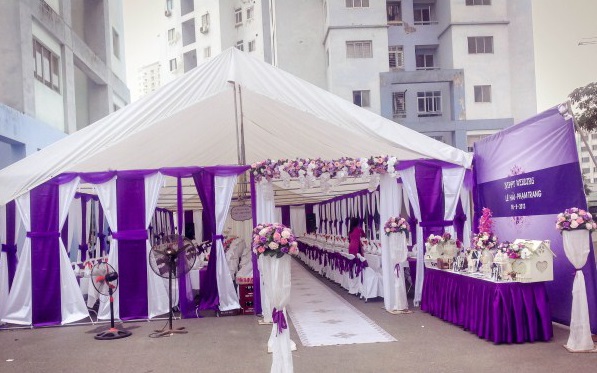 Nhà bạt đẹp thêm phần long trọng trong ngày cưới của đôi uyên ương Nhà bạt đẹp thêm phần long trọng trong ngày cưới của đôi uyên ương