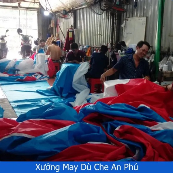 Bán dù che sân trường