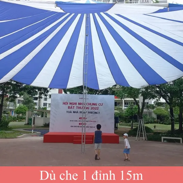Dù Che Sân Trường