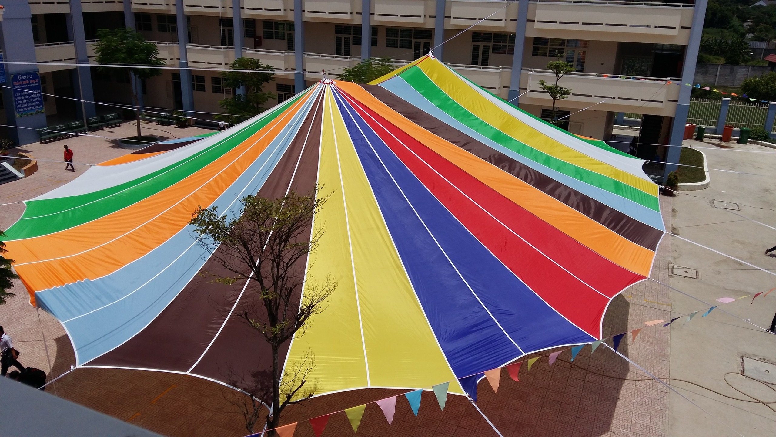 sù che nắng sân trường