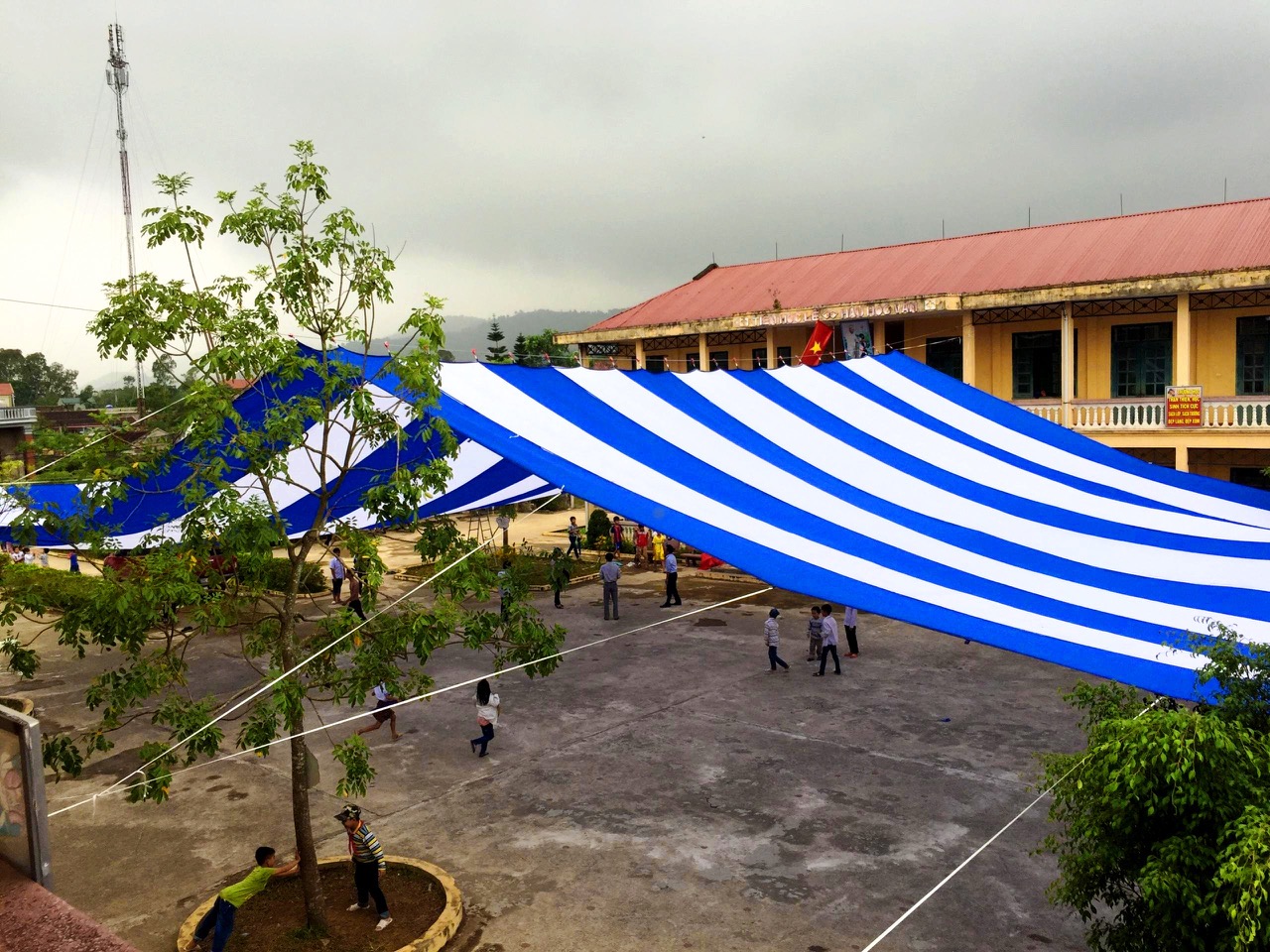 sù che nắng sân trường