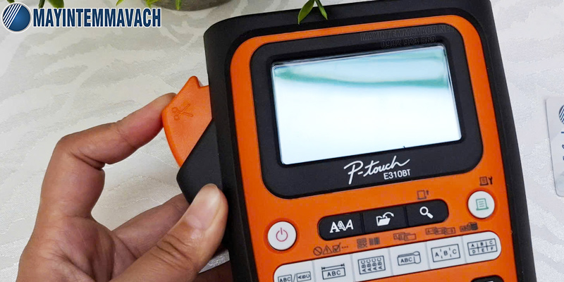 Máy in nhãn Brother PT-E310BT dao cắt thủ công Máy in nhãn Brother PT-E310BT dao cắt thủ công