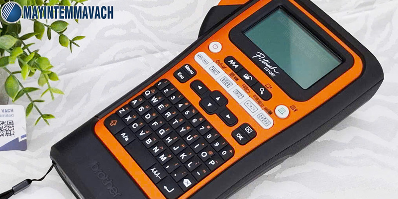 Máy in nhãn Brother PT-E310BT có màn hình LCD và bàn phím QWERTY Máy in nhãn Brother PT-E310BT có màn hình LCD và bàn phím QWERTY