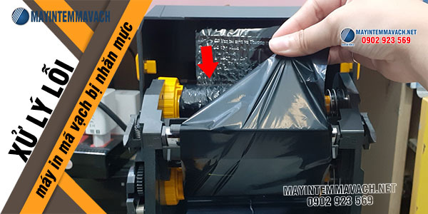 Căng mực in vòng qua đầu in, dính cố định lên trục thu Căng mực in vòng qua đầu in, dính cố định lên trục thu