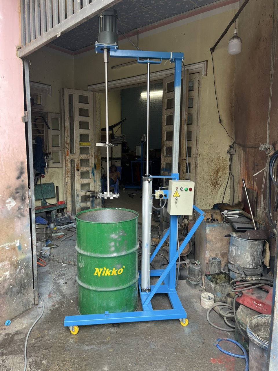 Giá máy khuấy trộn hóa chất nâng hạ tự động