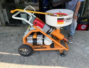 Máy phun chống thấm 2 thành phần: Phân biệt cách cấp liệu