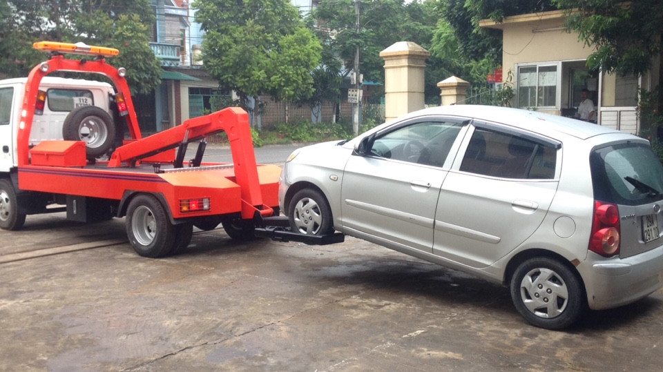 “cẩu” xe về trung tâm để sửa chữa “cẩu” xe về trung tâm để sửa chữa