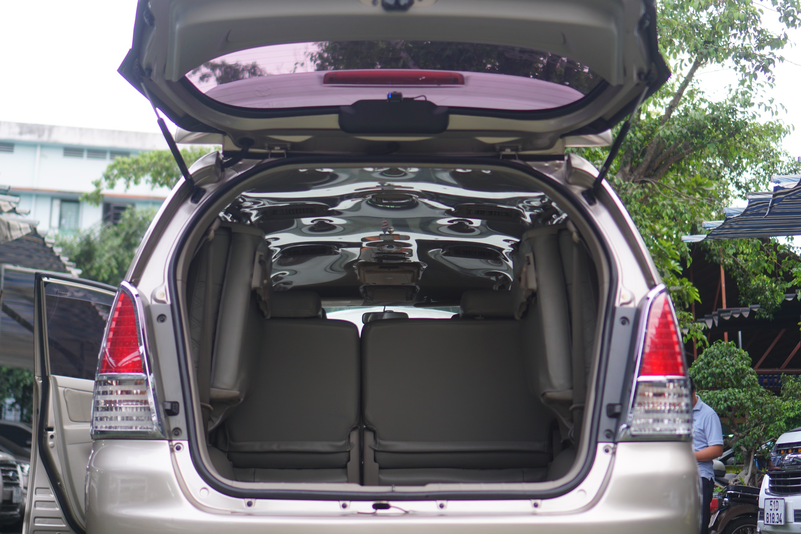 hình ảnh chụp 1 bên Thanh lý xe oto Innova 2011 số tự động cũ giá rẻ tại Quảng Ngãi hình ảnh chụp 1 bên Thanh lý xe oto Innova 2011 số tự động cũ giá rẻ tại Quảng Ngãi