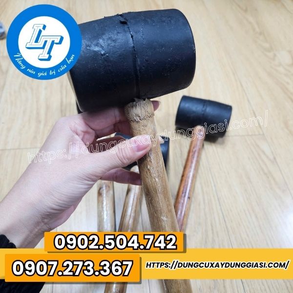 Búa cao su cán gỗ