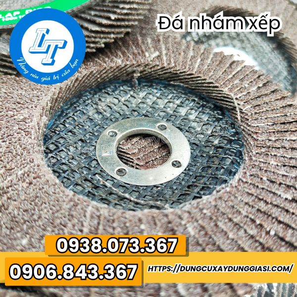 Đá nhám xếp gồm nhiều lá nhám xếp chồng lên nhau