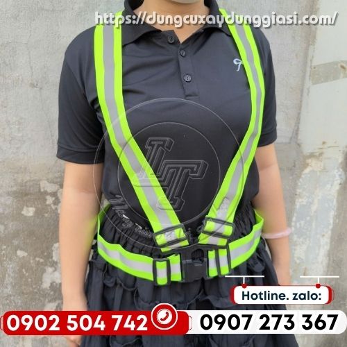 Dải phản quảng trải dài từ thân xuống eo