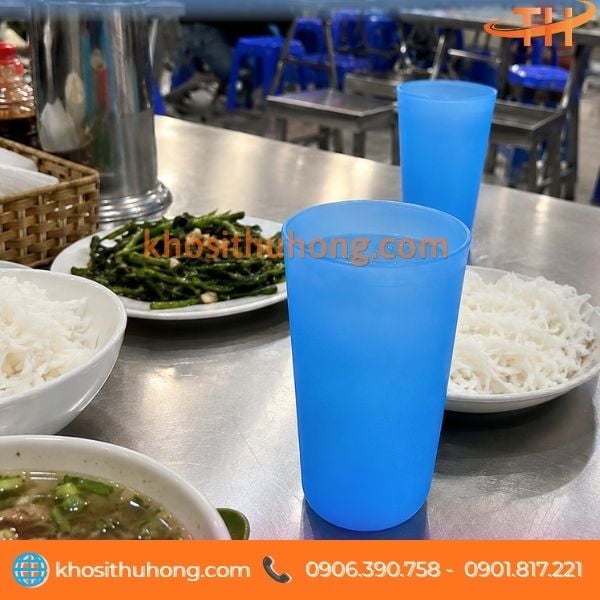 Ly nhựa màu xanh sử dụng cho quán cơm Ly nhựa màu xanh sử dụng cho quán cơm