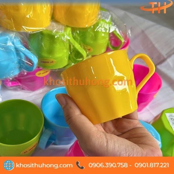 Ly nhựa sọc màu vàng bền đẹp Ly nhựa sọc màu vàng bền đẹp