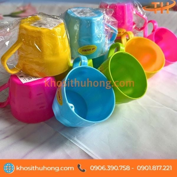 Ca nhựa nhỏ uống nước sọc kiểu dáng gọn nhẹ Ca nhựa nhỏ uống nước sọc kiểu dáng gọn nhẹ