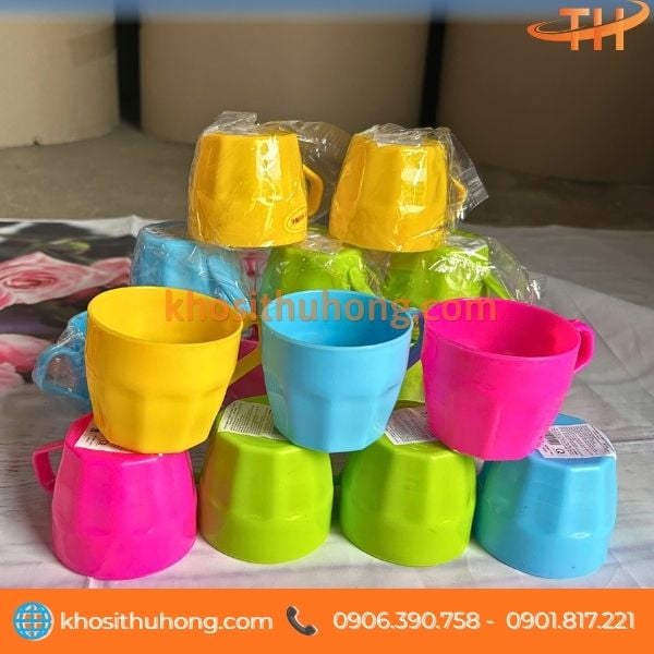 Ca nhựa sọc uống nước có quai cầm Ca nhựa sọc uống nước có quai cầm