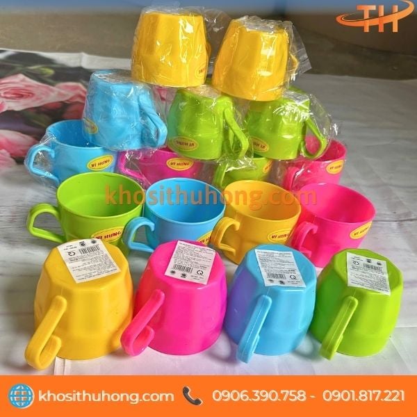 Thu Hồng điểm bán sỉ ca nhựa nhỏ uống nước sọc Thu Hồng điểm bán sỉ ca nhựa nhỏ uống nước sọc