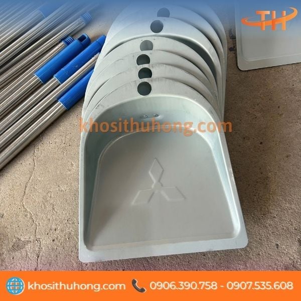 Cán dài tiện lợi, hạn chế phải cúi người khi hốt rác Cán dài tiện lợi, hạn chế phải cúi người khi hốt rác