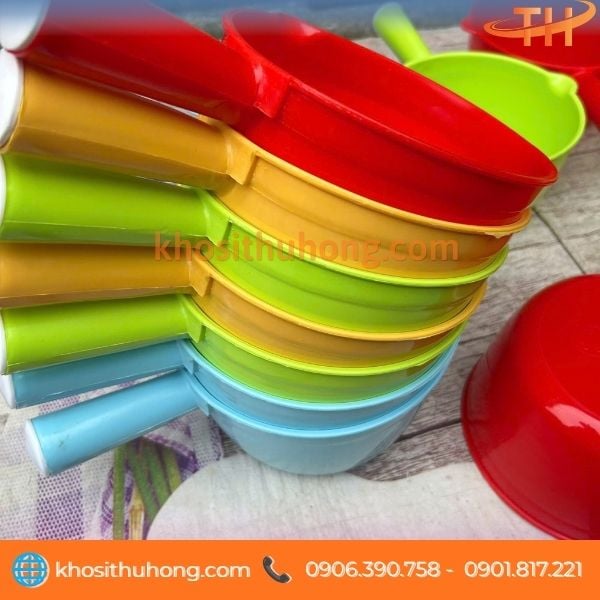 Thu Hồng – kho sỉ ca múc nước nhựa hàng sẵn nhiều màu Thu Hồng – kho sỉ ca múc nước nhựa hàng sẵn nhiều màu