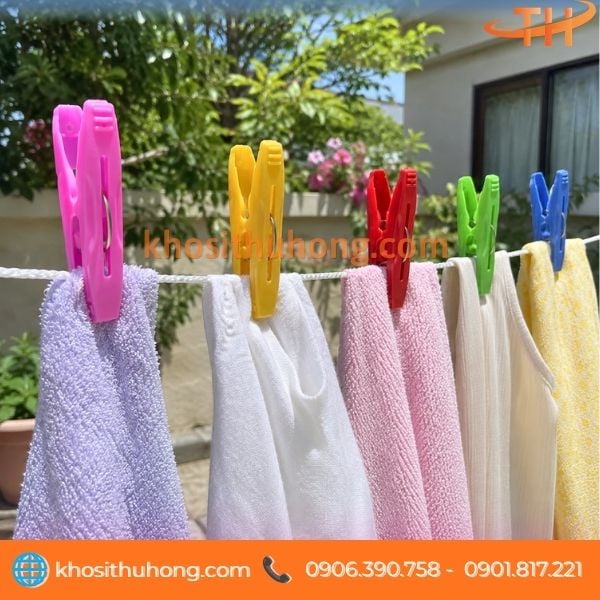 Kẹp nhựa giữ khăn lau hoặc vải mỏng khi phơi cố định hơn Kẹp nhựa giữ khăn lau hoặc vải mỏng khi phơi cố định hơn
