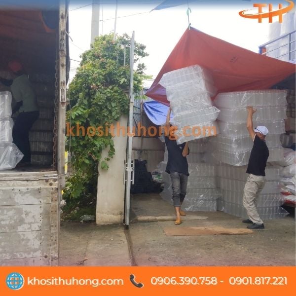 Thu Hồng địa chỉ bỏ sỉ giá rẻ vỏ chai nhựa 1 lít trơn Thu Hồng địa chỉ bỏ sỉ giá rẻ vỏ chai nhựa 1 lít trơn