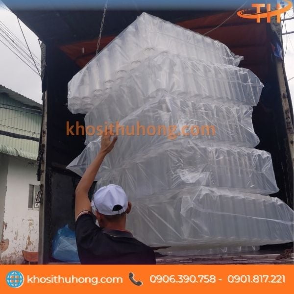 Giao đơn hàng chai nhựa 1L đến khách giá sỉ Giao đơn hàng chai nhựa 1L đến khách giá sỉ