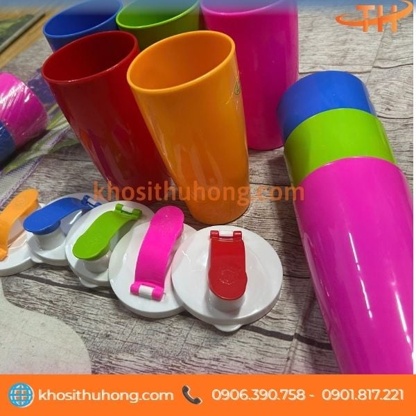 Ly nhựa nắp bật thiết kế tiện lợi khi sử dụng Ly nhựa nắp bật thiết kế tiện lợi khi sử dụng