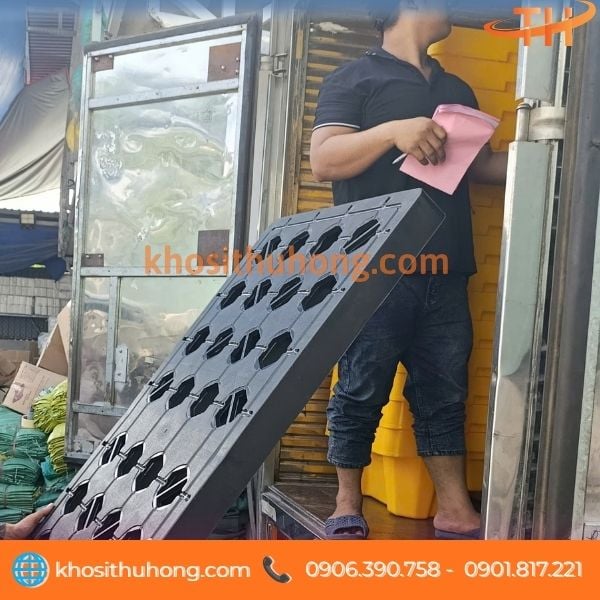 Giao đơn hàng pallet chống tràn dầu hóa chất đến khách Giao đơn hàng pallet chống tràn dầu hóa chất đến khách