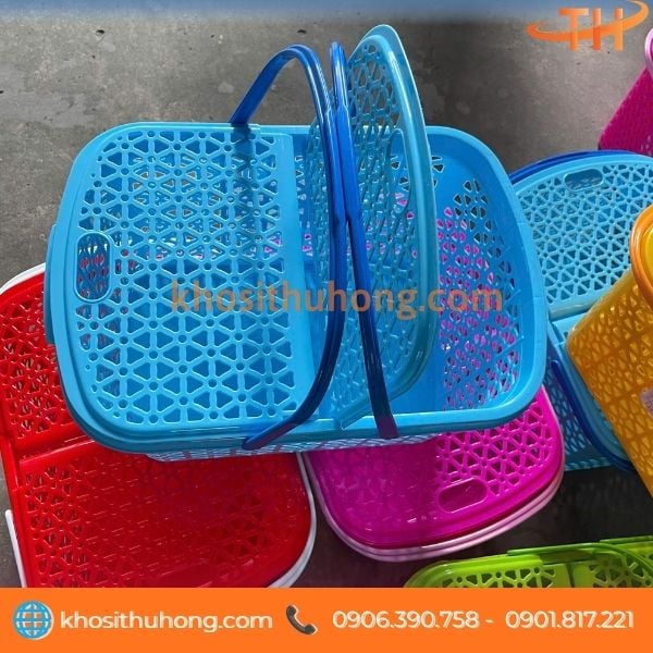 Giỏ nhựa có 2 quai xách thuận tiện mang đồ đi Giỏ nhựa có 2 quai xách thuận tiện mang đồ đi