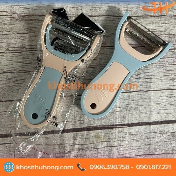 Dao bào đa năng 2 in 1 được làm từ thép không gỉ bền tốt Dao bào đa năng 2 in 1 được làm từ thép không gỉ bền tốt