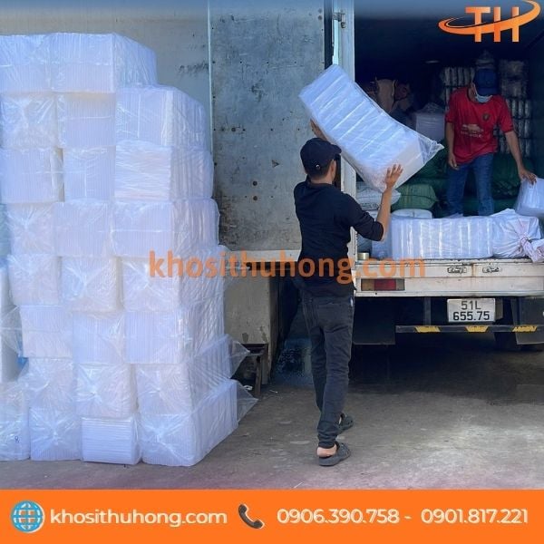 Giao đơn hàng ống hút trắng đến khách hàng đại lý Giao đơn hàng ống hút trắng đến khách hàng đại lý