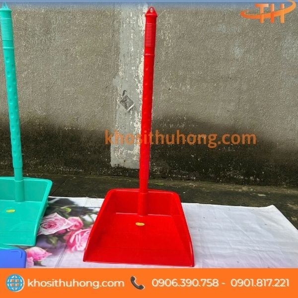 Ky rác tròn lớn cán ruby màu đỏ Ky rác tròn lớn cán ruby màu đỏ