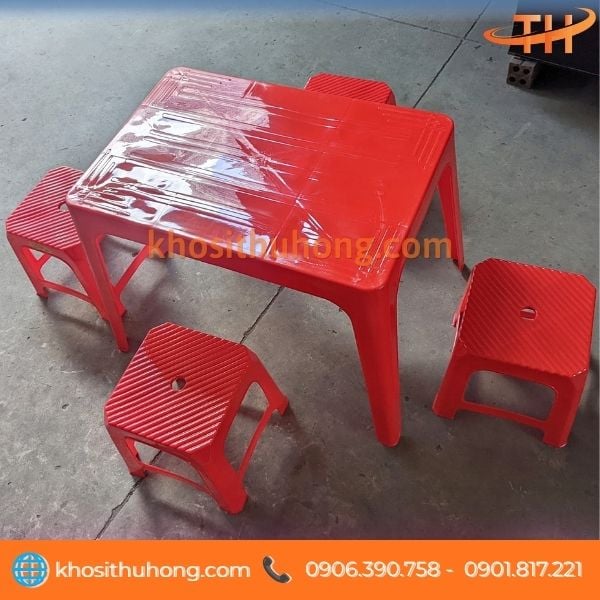 Bàn nhựa màu đỏ phù hợp quán ăn Bàn nhựa màu đỏ phù hợp quán ăn