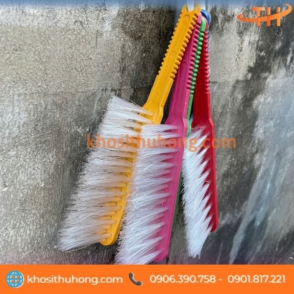 Bàn chải dài thiết kế có lỗ treo thuận tiện cất giữ Bàn chải dài thiết kế có lỗ treo thuận tiện cất giữ