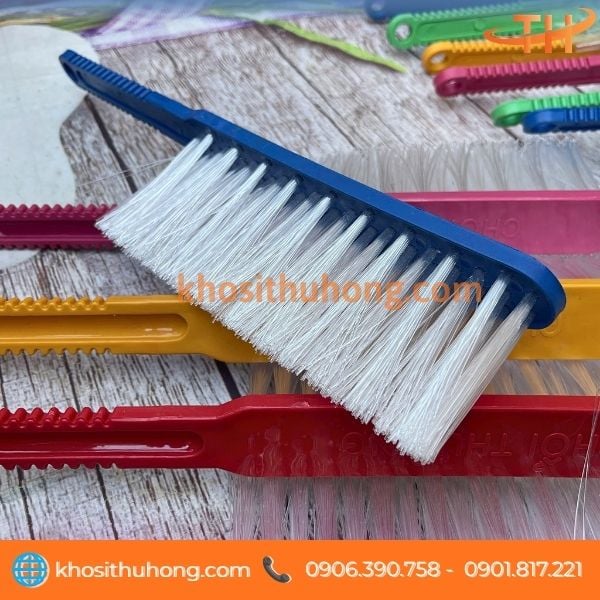 Bàn chải cán dài cước cứng giúp chà sạch đất cát Bàn chải cán dài cước cứng giúp chà sạch đất cát