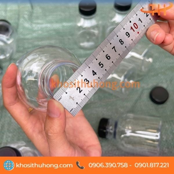 Chai nhựa dáng tròn bầu miệng rộng dễ rót nước vào bên trong Chai nhựa dáng tròn bầu miệng rộng dễ rót nước vào bên trong