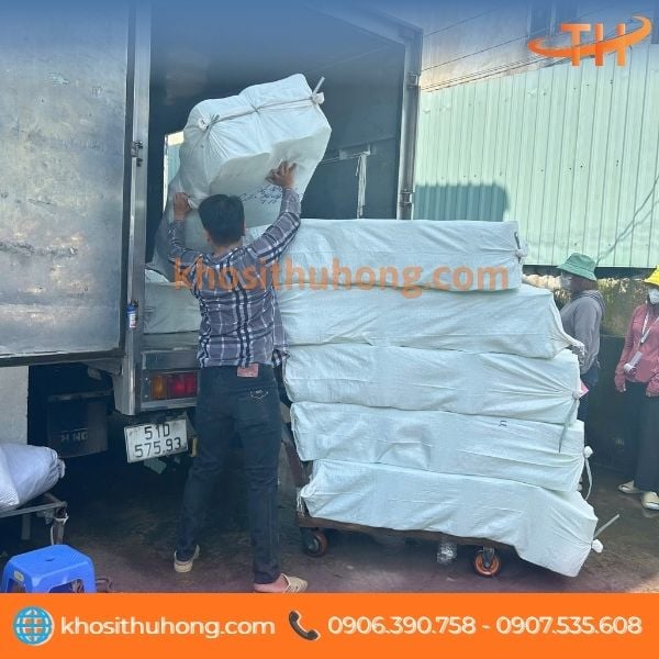 Hộp có nắp che phía trên hỗ trợ hạn chế bụi, côn trùng bám vào Hộp có nắp che phía trên hỗ trợ hạn chế bụi, côn trùng bám vào