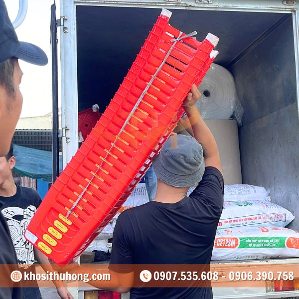 100 chiếc ghế nhựa lùn được giao đến tay khách 100 chiếc ghế nhựa lùn được giao đến tay khách