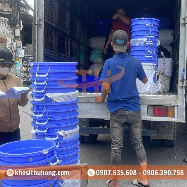 Thùng nhựa được chất lên xe với sự chuyên nghiệp Thùng nhựa được chất lên xe với sự chuyên nghiệp