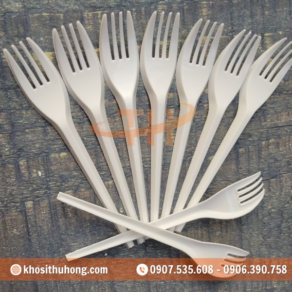 Nĩa nhựa được làm từ nhựa PP cao cấp, dẻo và chịu nhiệt Nĩa nhựa được làm từ nhựa PP cao cấp, dẻo và chịu nhiệt