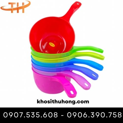 gáo nhựa múc nước