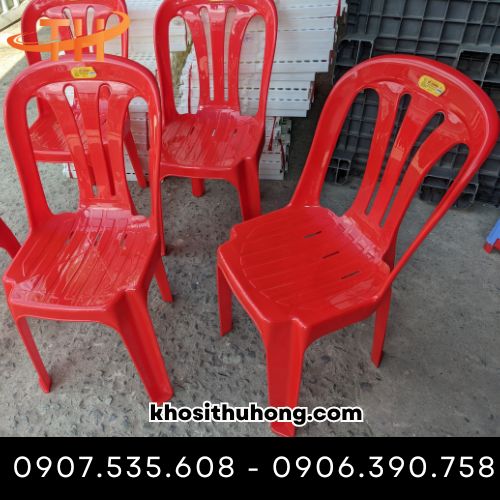 Ghế nhựa màu đỏ