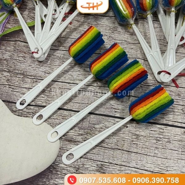 Cây cọ rửa ly với màu sắc bắt mắt