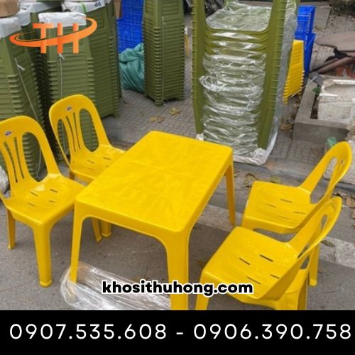 Bàn ghế nhựa màu vàng