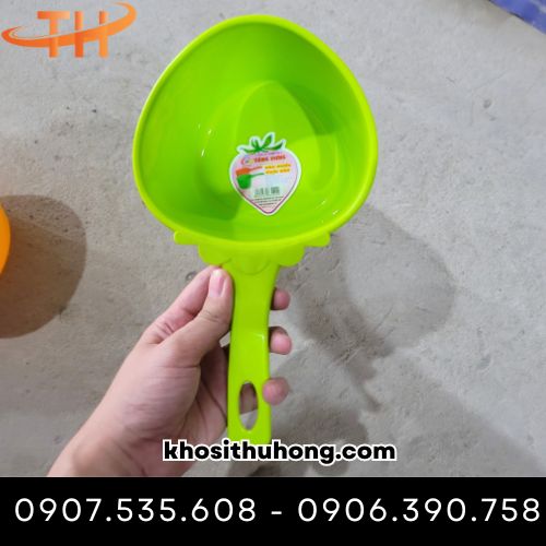 Gáo múc nước màu xanh lá