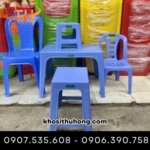 Bàn ghế nhựa có trọng lượng nhẹ, dễ di chuyển