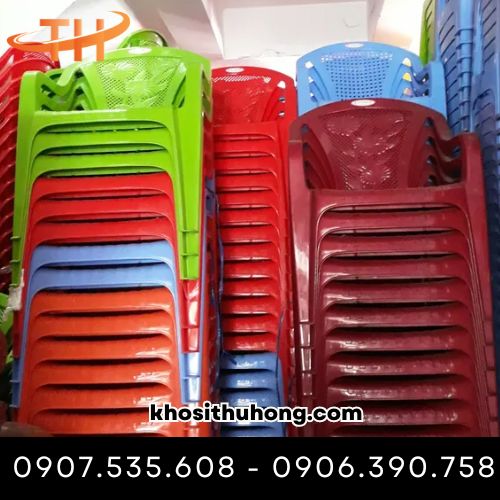 Ghế nhựa có phần tựa lưng giúp người ngồi thư giãn hơn