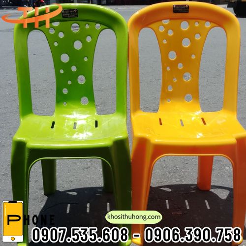 Ghế nhựa có nhiều màu sắc khác nhau