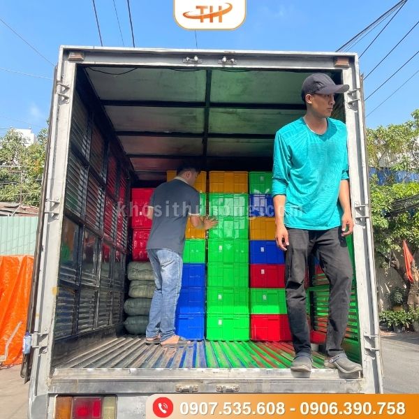 Hoạt động giao hàng hằng ngày tại Thu Hồng Hoạt động giao hàng hằng ngày tại Thu Hồng