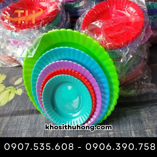 Dĩa nhựa có nhiều màu sắc